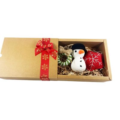 Set 3 decorațiuni pentru brad croșetate Frosty în cutie cadou